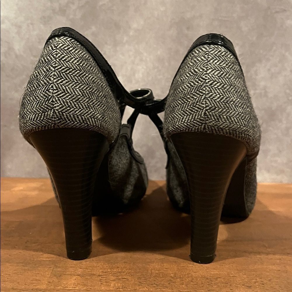 dexflex comfort Grey Herringbone T-Strap Heels Black Trim size 8.5 fits small - Picture 6 of 10